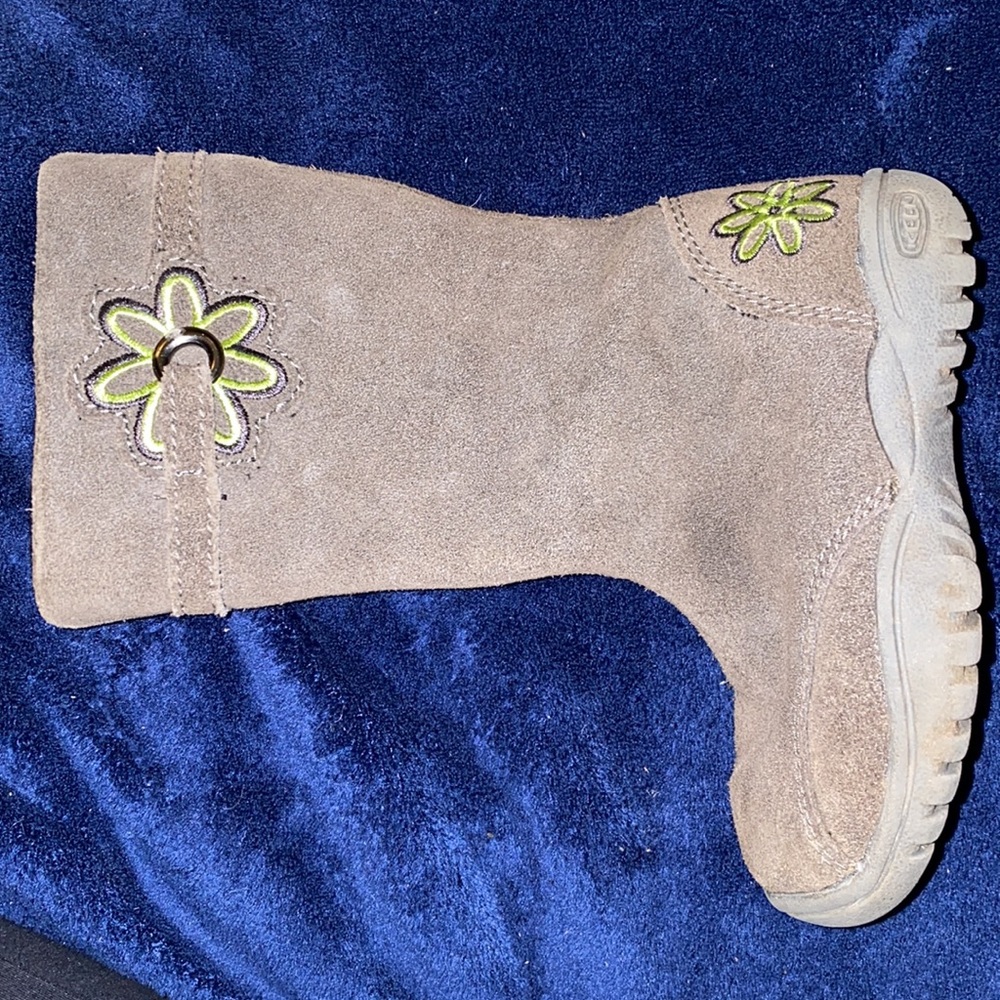 Keen Grey Suede boots w/green embroidered flower inner zipper child size US 8